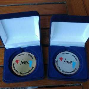 Da sind die zwei Medaillen für den ersten Hessenmeister im Fahrtensegeln (Charter) und den Vizehessenmeister!